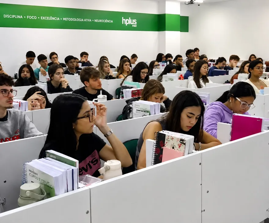 Alunos do Hplus Med estudando nas cabines individuais