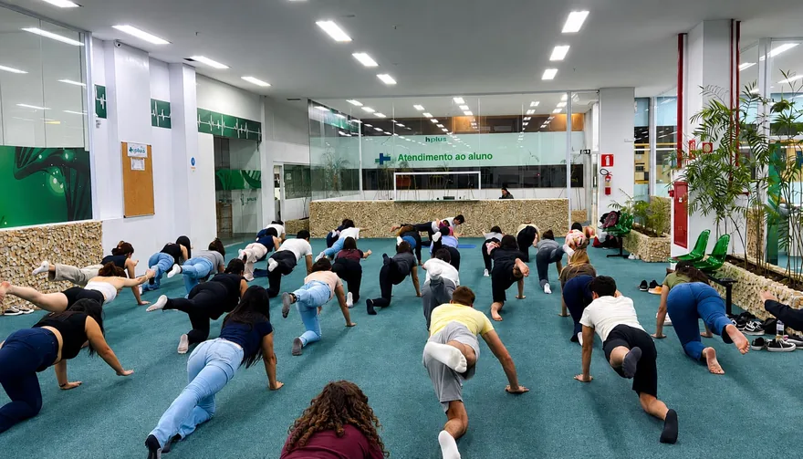 Alunos do Hplus Med em aula de yoga na unidade